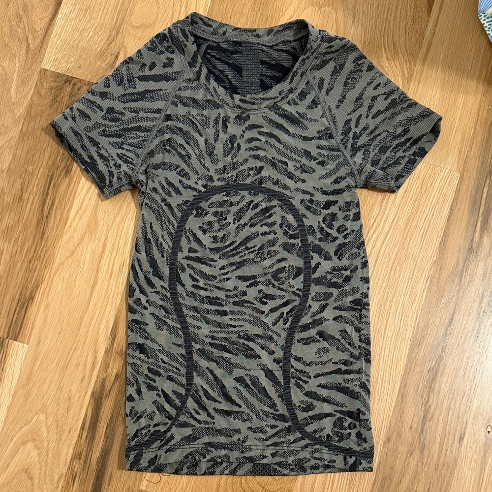 Lululemon Athletica Gray Patterned Short Sleeve Tee